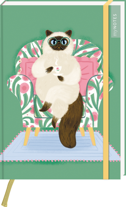 Das Buchcover zeigt eine niedliche Katze in einem gemütlichen, floralen Sessel. Die Katze mit großen, runden Brillen hält eine Tasse in den Vorderpfoten. Der Hintergrund ist in sanften Grüntönen gehalten, während der Sessel mit rosa Blumenmustern gestaltet ist. Darüber hinaus ist das Bild durch eine dezente, gelbe Leiste ergänzt. Es gibt keinen SPIEGEL-Bestseller-Button. Ganz unten mittig steht der Logoschriftzug von arsEdition.