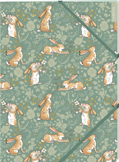 Das Buchcover zeigt ein sanftes, mintgrünes Muster, das mit verschiedenen Illustrationen von Hasen verziert ist. Die Hasen sind in verschiedenen Posen abgebildet, einige halten Blumen oder genießen die Landschaft. Die Farbpalette umfasst helle, pastellige Töne in Braun, Rosa und Weiß sowie goldene Akzente. In der oberen rechten Ecke steht der Schriftzug „NOTES“. Ganz unten mittig steht der Logoschriftzug von arsEdition.