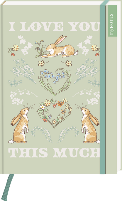Das Buchcover zeigt eine sanfte grüne Hintergrundfarbe. In der oberen Hälfte ist der Schriftzug „I LOVE YOU“ in großen, weißen Buchstaben zu sehen. Darunter spielt ein Hase im Gras, flankiert von floralen Elementen, und in der unteren Hälfte steht „THIS MUCH“ ebenfalls in großen, weißen Lettern. Auf dem Cover sind mehrere detaillierte Hasenillustrationen und kleine Blumen abgebildet, die eine zärtliche, fröhliche Atmosphäre erzeugen. Ganz unten mittig steht der Logoschriftzug...
