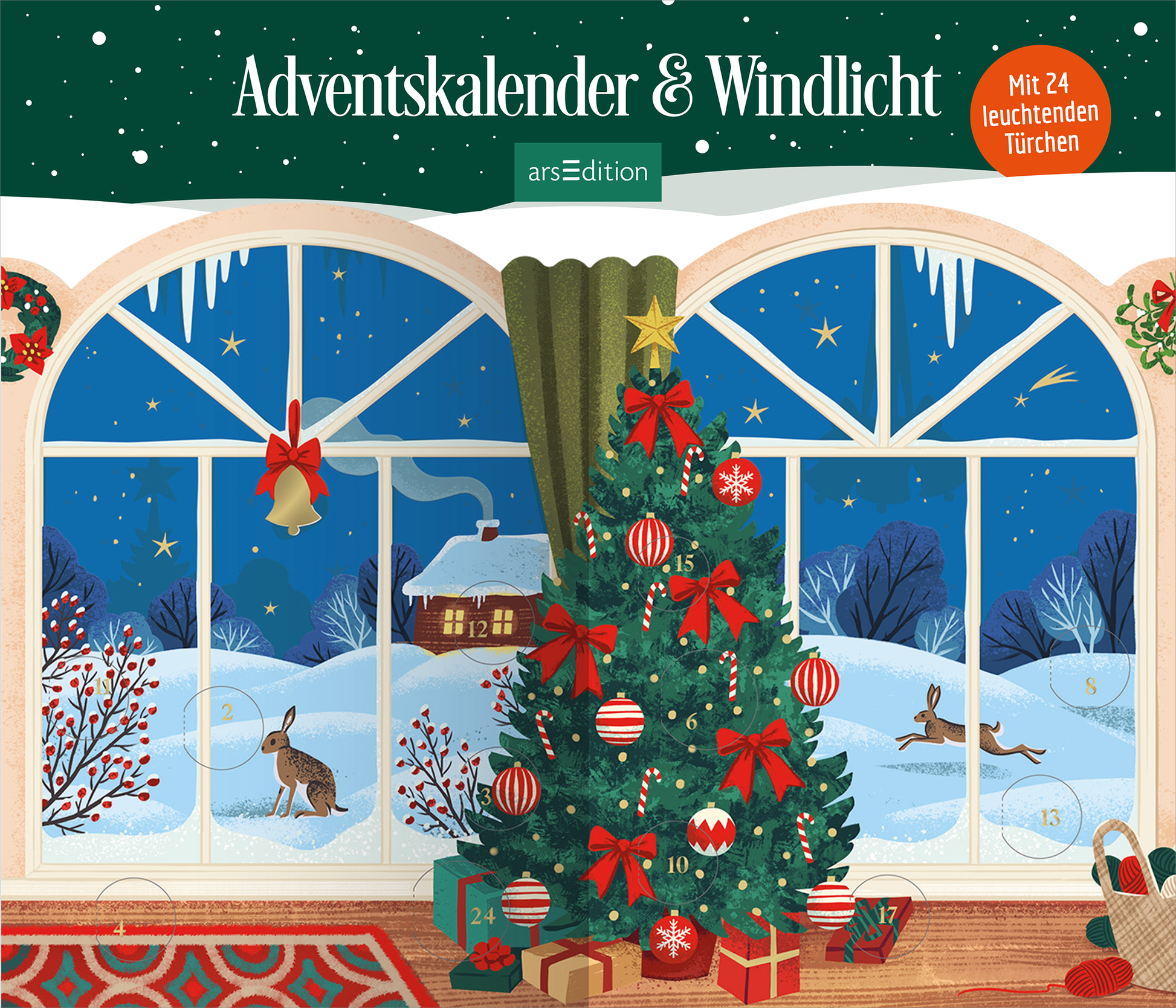 Auf hellem grünen Balken oben steht der Titel Adventskalender und Windlicht in weißer Serifschrift, rechts oben ein orangefarbener Kreis mit „Mit 24 leuchtenden Türchen“. Im Raum ein reich geschmückter Weihnachtsbaum mit roten Schleifen und Kugeln, Geschenke, sternklare blaue Winternacht durch bogenförmige Fenster, verschneite Hügellandschaft mit Hase und Haus, gemütliche festliche Stimmung. Ganz unten mittig steht der Logoschriftzug von arsEdition.