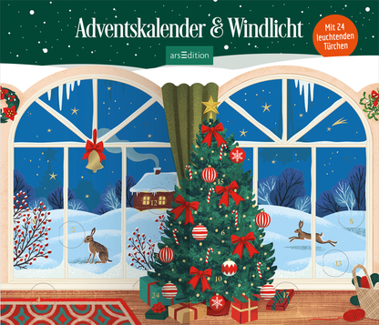 Auf hellem grünen Balken oben steht der Titel Adventskalender und Windlicht in weißer Serifschrift, rechts oben ein orangefarbener Kreis mit „Mit 24 leuchtenden Türchen“. Im Raum ein reich geschmückter Weihnachtsbaum mit roten Schleifen und Kugeln, Geschenke, sternklare blaue Winternacht durch bogenförmige Fenster, verschneite Hügellandschaft mit Hase und Haus, gemütliche festliche Stimmung. Ganz unten mittig steht der Logoschriftzug von arsEdition.