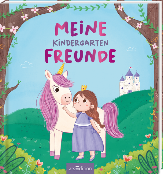 Das Cover zeigt ein verspieltes, farbenfrohes Design mit einem hellblauen Himmel und einer grünen Wiese. Ein kleines Mädchen mit braunen Haaren und einer Krone steht lächelnd neben einem weißen Einhorn mit einer rosa Mähne. Der Titel „MEINE KINDERGARTEN FREUNDE“ ist in großen, lila Buchstaben oben mittig platziert. Im Hintergrund ist ein märchenhaftes Schloss zu sehen. Ganz unten mittig steht der Logoschriftzug von arsEdition.