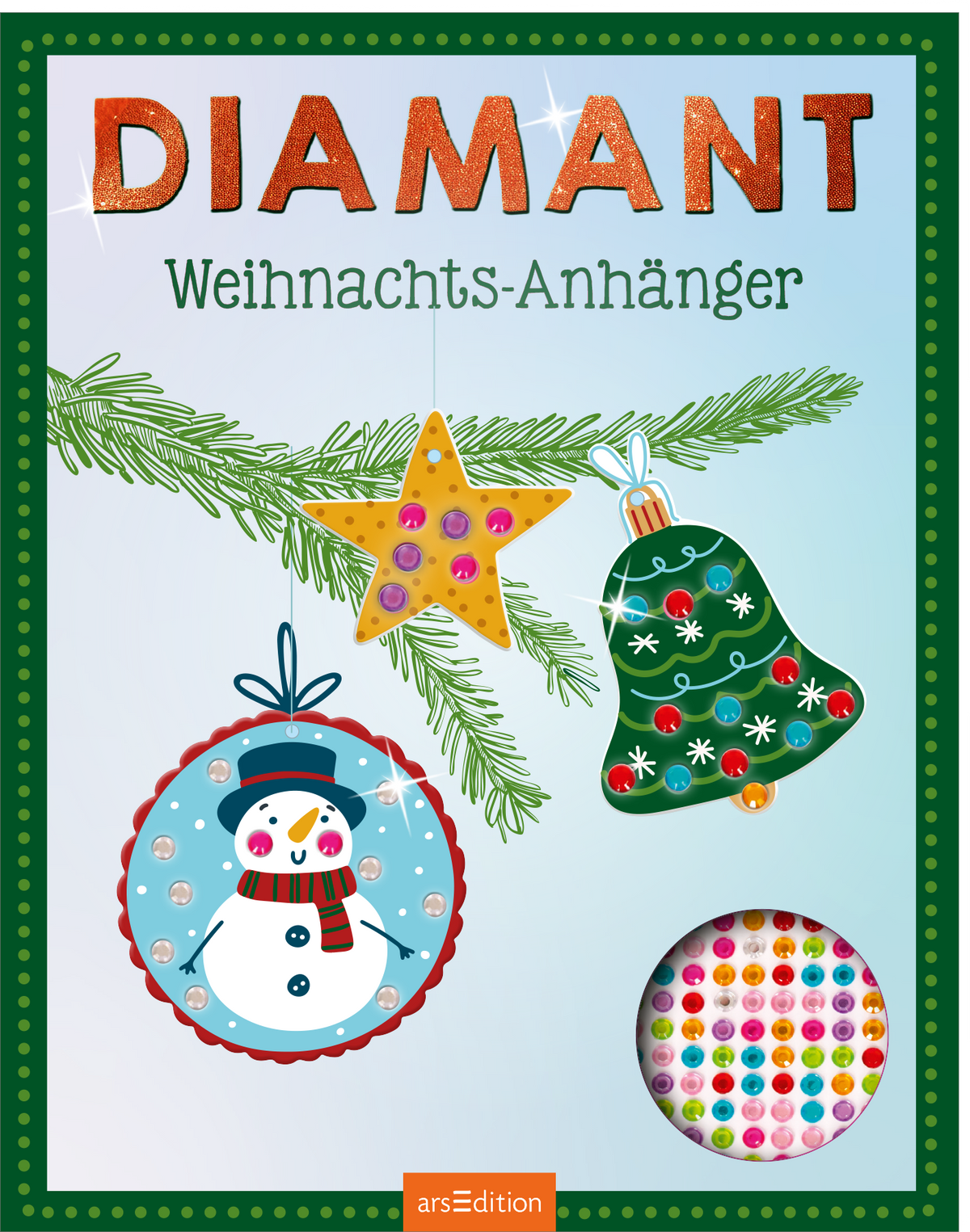 Das Buchcover zeigt eine festliche Gestaltung mit glänzenden, goldenen Buchstaben, die das Wort „DIAMANT“ bilden. Darunter steht in einer verspielten Schrift „Weihnachts-Anhänger“. Im Hintergrund sind dekorative, leuchtende Weihnachtsanhänger – ein Schneemann in einem blauen Kreis, ein grüner Glockenanhänger und ein gelbes Sternmotiv – auf einem Tannenzweig abgebildet. In der unteren rechten Ecke befindet sich eine runde Abbildung mit bunten, glänzenden Perlen. Ganz unten...