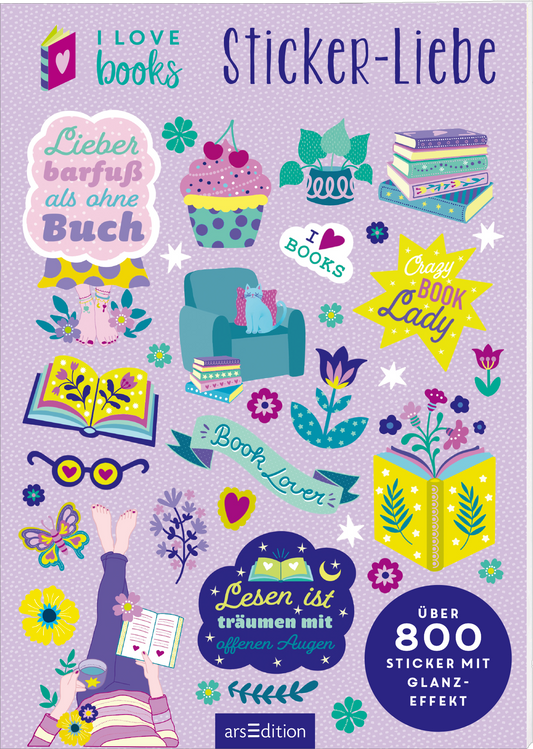 Das Cover zeigt eine verspielte, lila-hinterlegte Gestaltung mit verschiedenen Stickermotiven. Im oberen Bereich steht in großen, blauen Buchstaben „Sticker-Liebe“. Verschiedene Texte und bunte Illustrationen wie Bücher, Blumen, eine Kaffeetasse und Lesemotive sind arrangiert, die eine einladende, kreative Atmosphäre schaffen. Unten rechts ist der Text „Über 800 Sticker mit Glanz-Effekt“ integriert. Ganz unten mittig steht der Logoschriftzug von arsEdition.