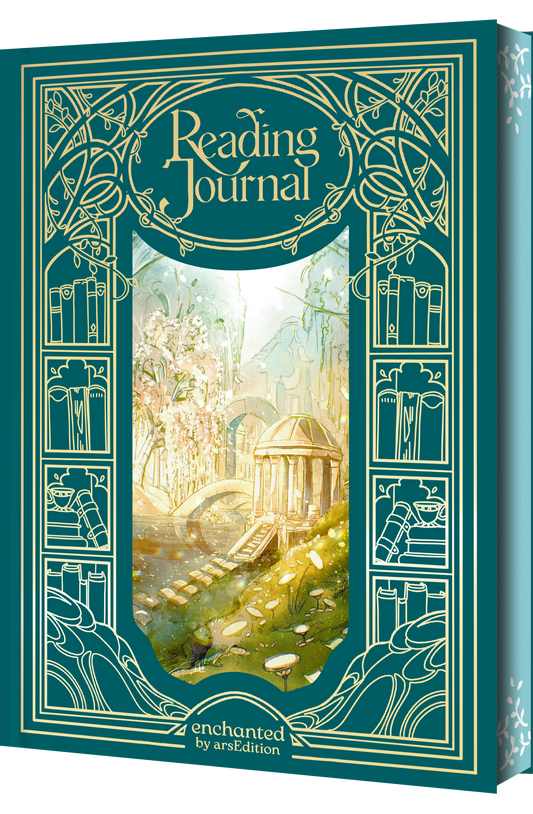 Das türkisgrüne Cover des Journals ist mit einer filigranen goldenen Prägung verziert. Oben zentriert steht der Titel „Reading Journal“ in geschwungener goldener Serifenschrift. Mittig befindet sich ein pastellfarbenes, verträumtes Landschaftsgemälde. Zu sehen ist ein Pavillon, eine kleine Brücke, Steinstufen und Naturelemente, die in warmes, märchenhaftes Licht getaucht sind. Unten mittig steht in kleiner Schrift „enchanted by arsEdition“.