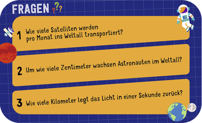 Gezeigt wird eine Innen- oder Zusatzansicht von „Science &amp; Kids – Space Challenge“. Die Ansicht zeigt drei Fragen in einem farbenfrohen, verspielten Layout. Die Hintergrundfarbe ist ein lebhaftes Blau mit einem Gittermuster. Jede Frage ist in einem hellen Orange unterlegt, wobei der Text in einer klaren, modernen Schriftart weiß dargestellt ist. Oben links sind stilisierte Astronauten- und Planetenillustrationen zu sehen, die das Thema Raumfahrt unterstreichen.