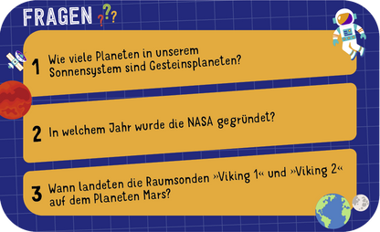 Gezeigt wird eine Innen- oder Zusatzansicht von „Science &amp; Kids – Space Challenge“. Die Abbildung zeigt einen blauen Hintergrund mit einem geschmackvollen Karomuster. Zentrale Elemente sind drei farbige Fragenkästen in Hellblau, Gelb und Dunkelblau. Die Fragen sind in einer klaren, kinderfreundlichen Schriftart gehalten. Grafische Elemente wie Planeten und eine Astronautenfigur sind ebenfalls dargestellt, um das Thema Weltraum zu unterstreichen.
