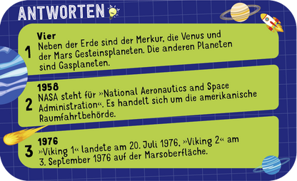Gezeigt wird eine Innen- oder Zusatzansicht von „Science &amp; Kids – Space Challenge“. Der Hintergrund ist dunkelblau mit einem Gittermuster, darauf befinden sich farbenfrohe Planeten und Sterne. In drei farbigen Kästen sind Antworten auf Fragen zu Planeten und Raumfahrt verfasst. Die Schrift ist klar und gut lesbar, mit einer Mischung aus größeren und kleineren Schriftgrößen. Die zentrale Botschaft und die wichtigen Informationen heben sich stark durch die Farben ab, was die...