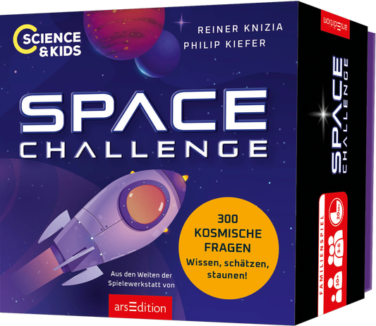 Das Buchcover zeigt einen tiefblauen Hintergrund, der mit planetarischen Motiven und Sternen gestaltet ist. Im Vordergrund thront eine stilisierte Rakete in helleren Farbnuancen, die nach oben zeigt. Der Titel „SPACE CHALLENGE“ ist in großen, futuristischen Buchstaben in Weiß und Schwarz gehalten. Darüber steht „Science & Kids“, während darunter der Text „300 KOSMISCHE FRAGEN – Wissen, schätzen, staunen!“ auf einem gelben Hintergrund hervorgehoben ist. Die Urheber sind...