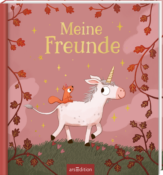 Das Cover ist in warmem Rosaton gehalten und wird mit herbstlich roten Zweigen, grüner Wiese und goldenen Funkelsternen verziert. Zentral befindet sich eine weiße Einhorn-Illustration mit goldenem Horn, grauer Mähne und einem orangefarbenen Eichhörnchen auf dem Rücken. Der Titel „Meine Freunde“ ist groß, serifenbetont und gelb oben mittig über dem Einhorn platziert. Die Stimmung ist freundlich und märchenhaft. Ganz unten mittig steht der Logoschriftzug von arsEdition.