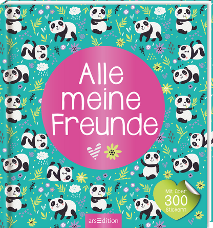 Auf dem Cover „Alle meine Freunde“ sind zahlreiche fröhliche Pandas in schwarz-weiß vor einem türkisfarbenen Hintergrund abgebildet. In der Mitte des Covers liegt ein großer, pinker Kreis mit dem Titel „Alle meine Freunde“ in weißer Schrift. Zwischen den Pandas sind kleine bunte Blumen, grüner Bambus und Regenwolken verteilt. In der unteren rechten Ecke befindet sich ein grüner, herzförmiger Aufkleber mit dem Text „Mit über 300 Stickern“. Ganz unten mittig steht der...