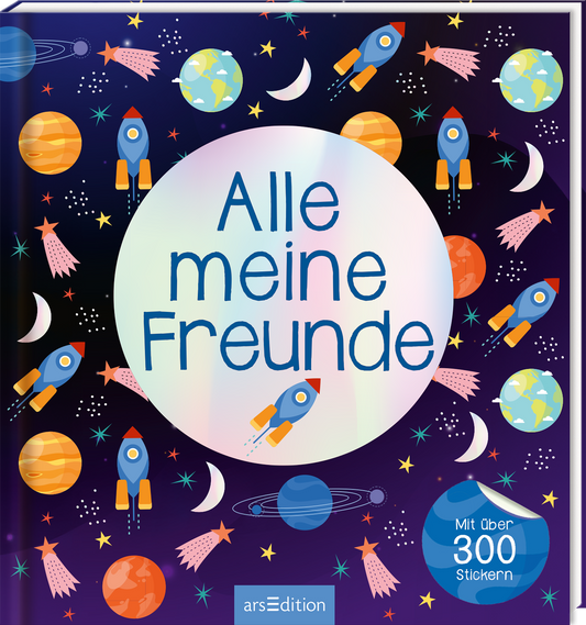 Das Cover zeigt einen tiefdunklen Weltraum mit zahlreichen bunten Raketen, Planeten und Sternen. Im Zentrum steht ein großer, runder, heller Kreis mit dem Titel „Alle meine Freunde“ in blauer Schrift. Unten rechts ist ein blauer Button mit der Aufschrift „Mit über 300 Stickern“ platziert. Die Atmosphäre vermittelt Abenteuerlust und Freude an Weltraumreisen. Ganz unten mittig steht der Logoschriftzug von arsEdition.