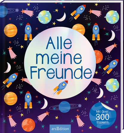 Das Cover zeigt einen tiefdunklen Weltraum mit zahlreichen bunten Raketen, Planeten und Sternen. Im Zentrum steht ein großer, runder, heller Kreis mit dem Titel „Alle meine Freunde“ in blauer Schrift. Unten rechts ist ein blauer Button mit der Aufschrift „Mit über 300 Stickern“ platziert. Die Atmosphäre vermittelt Abenteuerlust und Freude an Weltraumreisen. Ganz unten mittig steht der Logoschriftzug von arsEdition.
