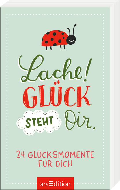 Das Buchcover zeigt einen hellgrünen Hintergrund mit bunten, handschriftlichen Schriftzügen. Oben ist ein niedlicher Marienkäfer abgebildet. Der Titel „Lache! GLÜCK STEHT Dir.“ ist in verspielten Farben gehalten, wobei „GLÜCK“ in kräftigem Rot hervorsticht. Darunter steht in kleinerer Schrift „24 Glücksmomente für dich“. Ein SPIEGEL-Bestseller-Button fehlt. Ganz unten mittig steht der Logoschriftzug von arsEdition.