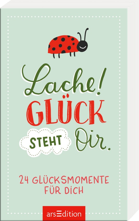 Das Buchcover zeigt einen hellgrünen Hintergrund mit bunten, handschriftlichen Schriftzügen. Oben ist ein niedlicher Marienkäfer abgebildet. Der Titel „Lache! GLÜCK STEHT Dir.“ ist in verspielten Farben gehalten, wobei „GLÜCK“ in kräftigem Rot hervorsticht. Darunter steht in kleinerer Schrift „24 Glücksmomente für dich“. Ein SPIEGEL-Bestseller-Button fehlt. Ganz unten mittig steht der Logoschriftzug von arsEdition.