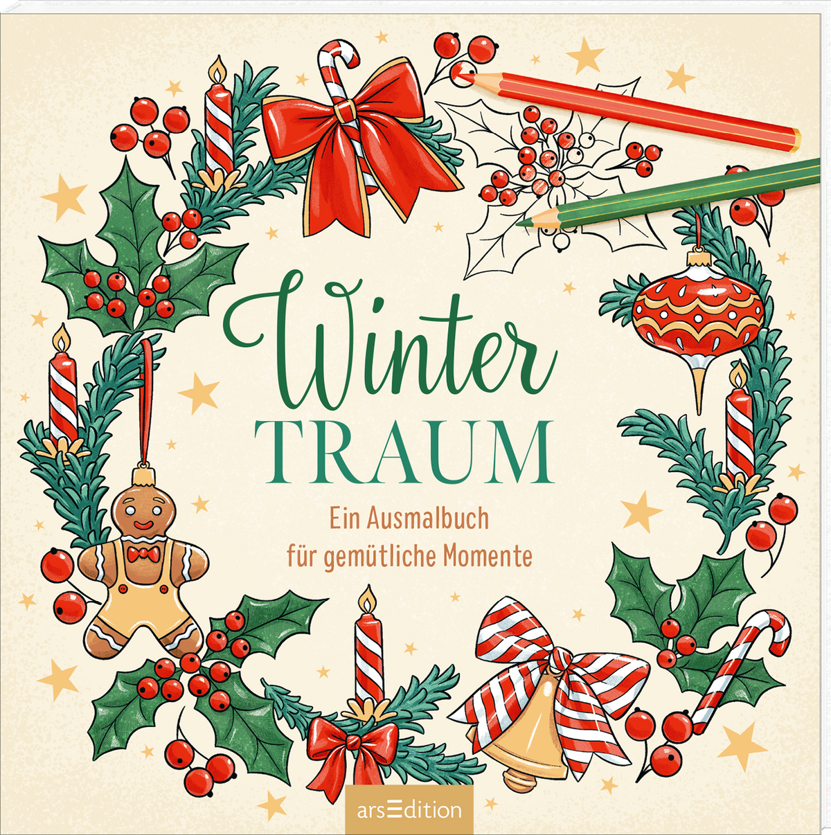 „Winter Traum“ steht groß in grün, „Winter“ in handschriftlicher Kursivschrift, „TRAUM“ in versaler Serif. Umrahmt von einem weihnachtlichen Kranz aus Tannengrün, Ilex mit roten Beeren, Zuckerstangen, gestreiften Kerzen, Lebkuchenmann, roten Schleifen und einer roten Christbaumkugel. Beige Hintergrund mit goldenen Sternen, oben rechts zwei Buntstifte in Rot und Grün. Atmosphäre gemütlich und festlich. Ganz unten mittig steht der Logoschriftzug von arsEdition.