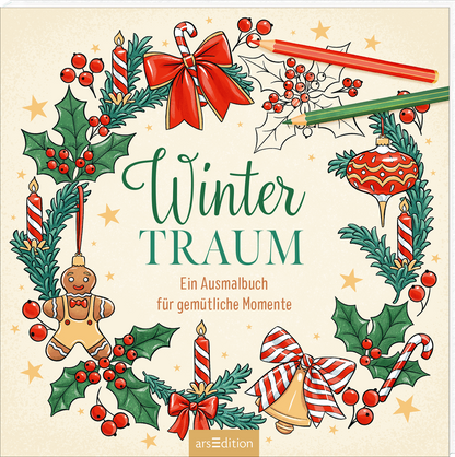 „Winter Traum“ steht groß in grün, „Winter“ in handschriftlicher Kursivschrift, „TRAUM“ in versaler Serif. Umrahmt von einem weihnachtlichen Kranz aus Tannengrün, Ilex mit roten Beeren, Zuckerstangen, gestreiften Kerzen, Lebkuchenmann, roten Schleifen und einer roten Christbaumkugel. Beige Hintergrund mit goldenen Sternen, oben rechts zwei Buntstifte in Rot und Grün. Atmosphäre gemütlich und festlich. Ganz unten mittig steht der Logoschriftzug von arsEdition.