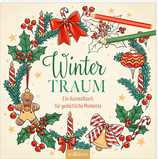 „Winter Traum“ steht groß in grün, „Winter“ in handschriftlicher Kursivschrift, „TRAUM“ in versaler Serif. Umrahmt von einem weihnachtlichen Kranz aus Tannengrün, Ilex mit roten Beeren, Zuckerstangen, gestreiften Kerzen, Lebkuchenmann, roten Schleifen und einer roten Christbaumkugel. Beige Hintergrund mit goldenen Sternen, oben rechts zwei Buntstifte in Rot und Grün. Atmosphäre gemütlich und festlich. Ganz unten mittig steht der Logoschriftzug von arsEdition.