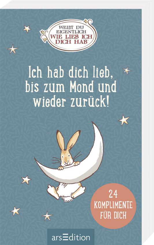 Das Buchcover zeigt einen beruhigenden blauen Hintergrund, besät mit kleinen weißen Sternen. In der Mitte sitzt ein süßer Hase auf einem stilisierten, geschwungenen Mond. Der Titel „Ich hab dich lieb, bis zum Mond und wieder zurück!“ ist in großem, freundlichem Weiß gehalten und in geschwungener Schriftart gestaltet. Oben in einem ovalen Label steht „Weißt du eigentlich wie lieb ich dich hab“. Unten rechts befindet sich ein roter Button mit der Aufschrift „24 Komplimente für...