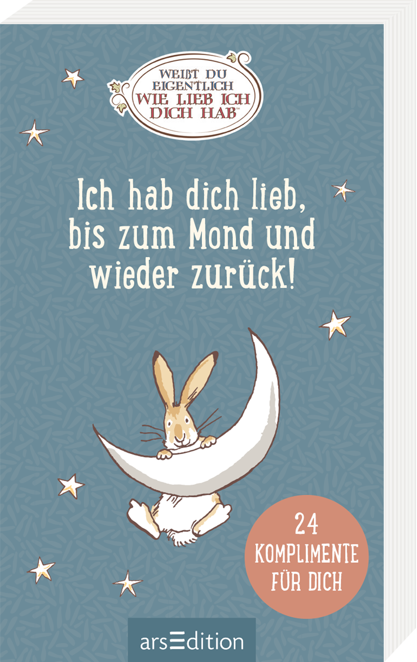 Das Buchcover zeigt einen beruhigenden blauen Hintergrund, besät mit kleinen weißen Sternen. In der Mitte sitzt ein süßer Hase auf einem stilisierten, geschwungenen Mond. Der Titel „Ich hab dich lieb, bis zum Mond und wieder zurück!“ ist in großem, freundlichem Weiß gehalten und in geschwungener Schriftart gestaltet. Oben in einem ovalen Label steht „Weißt du eigentlich wie lieb ich dich hab“. Unten rechts befindet sich ein roter Button mit der Aufschrift „24 Komplimente für...