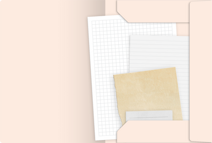 Gezeigt wird eine Innen- oder Zusatzansicht von „myNOTES Papeterie: Sammelmappe Simply, Katy – The Lanes“. Die Ansicht zeigt eine geöffnete Sammelmappe in sanften, neutralen Farbtönen. Darin befinden sich mehrere Blätter: ein kariertes Blatt und ein liniertes Blatt in Weiß sowie ein beige gefärbtes Blatt, das leicht strukturiert ist. Der Hintergrund der Mappe ist dezent, um eine angenehme Schreib- und Organisationsumgebung zu schaffen. Die typografischen Elemente sind klar und...