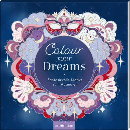 „Colour your Dreams“ zentrales rundes Medaillon mit dem Titel in weißer Schrift „Colour“ in geschwungener Schreibschrift, „Dreams“ in eleganter Serifenschrift, darunter der Untertitel „Fantasievolle Motive zum Ausmalen“. Über dem Kreis eine dekorative venezianische Maske, florale ornamental symmetrische Verzierungen in Lila, Rosa, Rot und Gold auf tiefblauem sternenbesetztem Hintergrund. Ganz unten mittig steht der Logoschriftzug von arsEdition.
