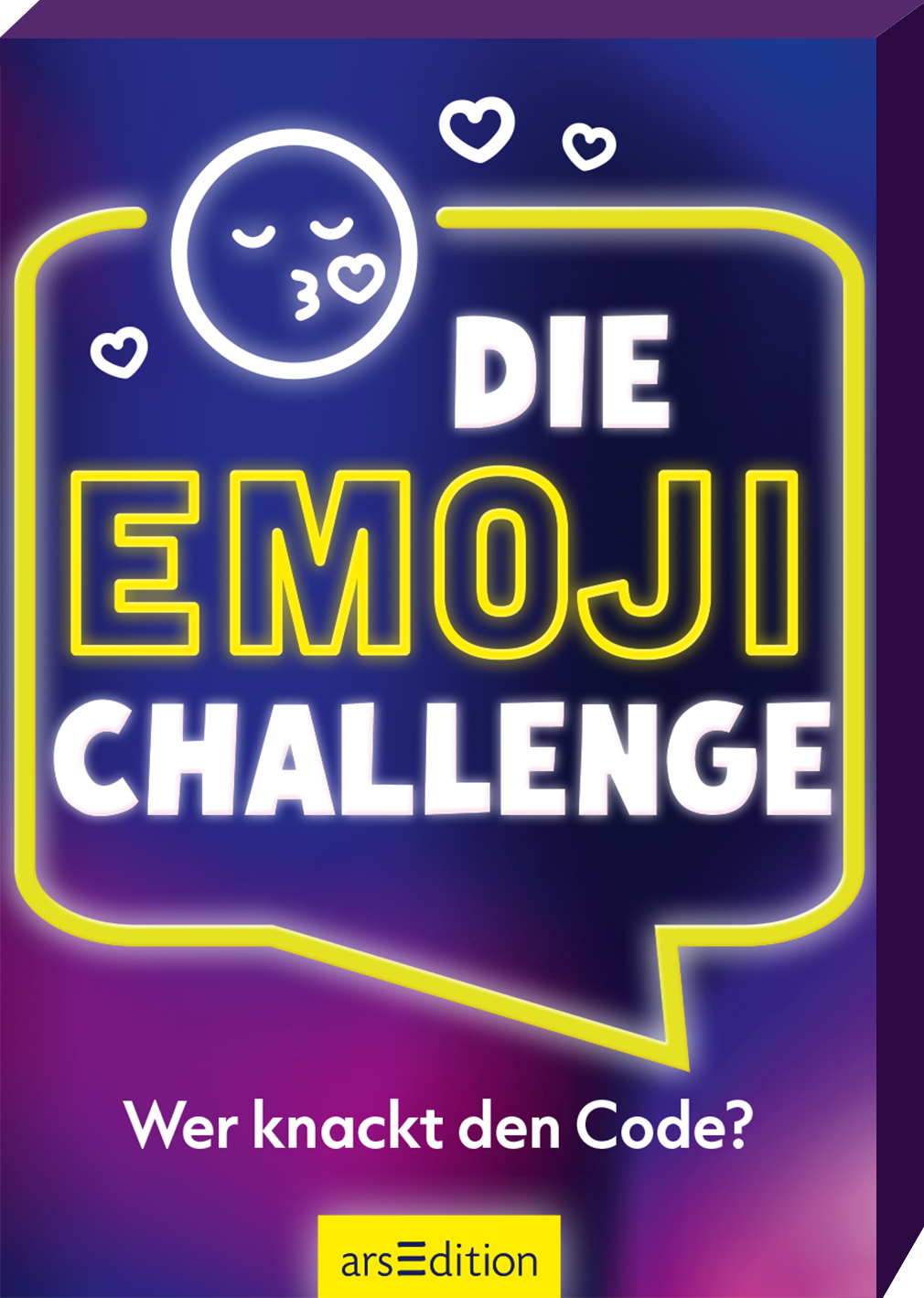 Auf dem Cover steht in großen, leuchtend gelben Buchstaben „DIE EMOJI CHALLENGE“ in einer verspielten Schriftart. Darüber ist ein Emoji mit einem Kussmund und einige kleine Herzchen abgebildet. Im unteren Bereich befindet sich der Untertitel „Wer knackt den Code?“ in einer schlichten Schrift. Der Hintergrund ist in sanften Farbtönen von Blau und Violett gehalten, was eine fröhliche Atmosphäre vermittelt. Ganz unten mittig steht der Logoschriftzug von arsEdition.