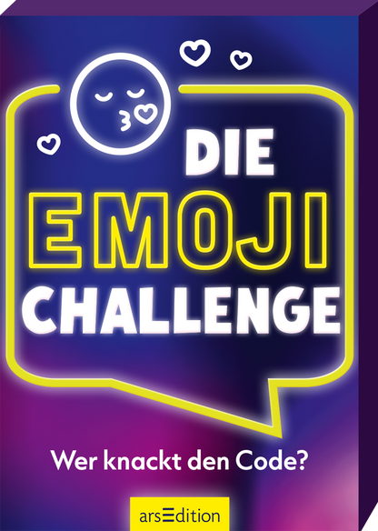 Auf dem Cover steht in großen, leuchtend gelben Buchstaben „DIE EMOJI CHALLENGE“ in einer verspielten Schriftart. Darüber ist ein Emoji mit einem Kussmund und einige kleine Herzchen abgebildet. Im unteren Bereich befindet sich der Untertitel „Wer knackt den Code?“ in einer schlichten Schrift. Der Hintergrund ist in sanften Farbtönen von Blau und Violett gehalten, was eine fröhliche Atmosphäre vermittelt. Ganz unten mittig steht der Logoschriftzug von arsEdition.