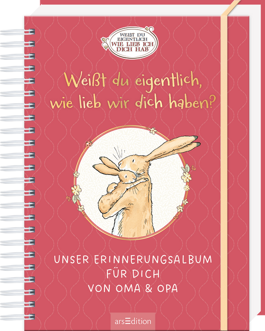 Das Buchcover zeigt einen roten, strukturierten Hintergrund mit einem spiralförmigen Rand. Im Zentrum befindet sich ein rundes, weißes Feld mit einer gezeichneten Hasenfigur, die einem Kind liebevoll ihre Umarmung signalisiert. Über dem Feld steht der Titel „Weißt du eigentlich, wie lieb wir dich haben?“ in großen, freundlichen Buchstaben. Unterhalb des Zentrums ist der Text „UNSER ERINNERUNGSALBUM FÜR DICH VON OMA & OPA“ platziert. Ganz unten mittig steht der Logoschriftzug...