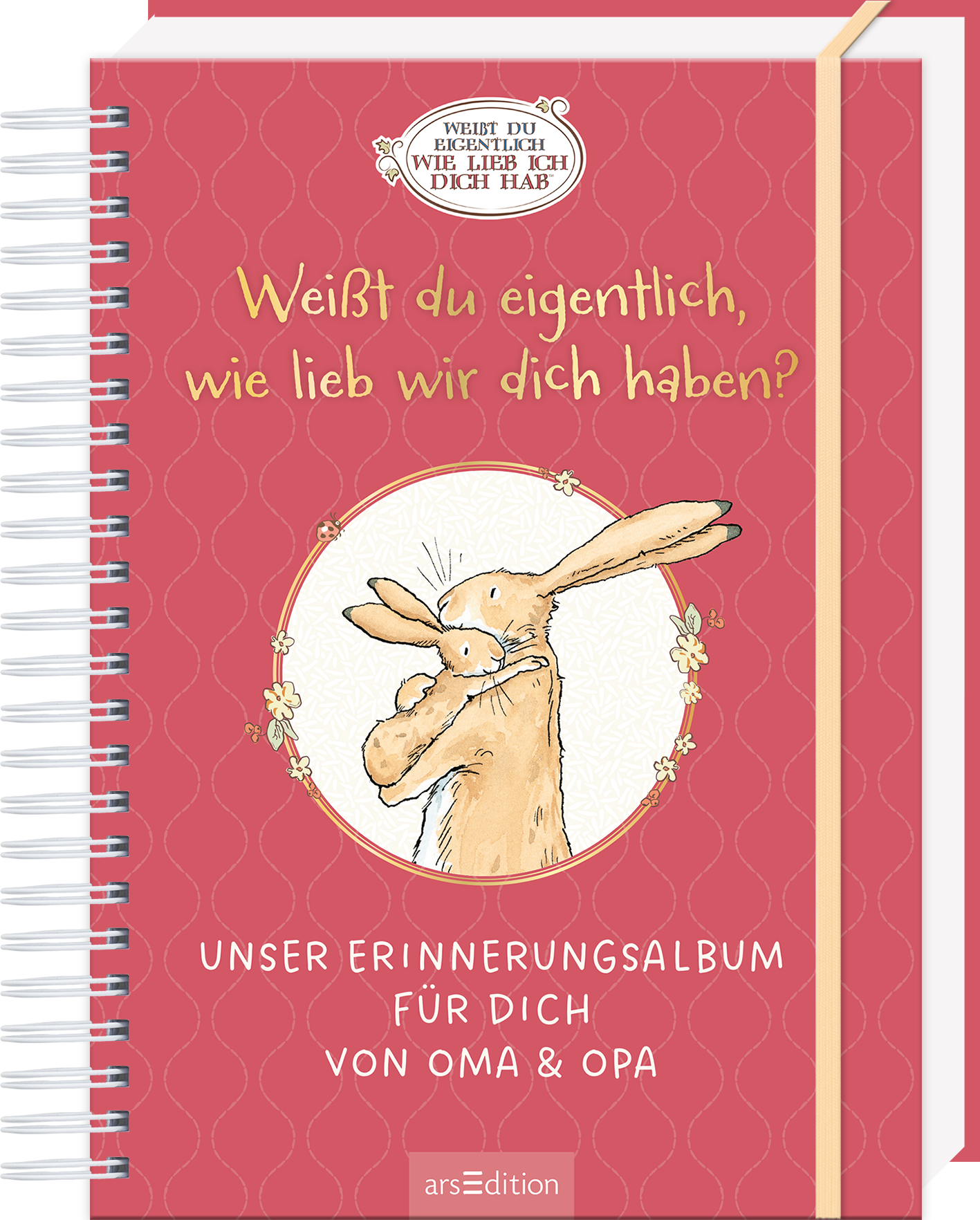 Das Buchcover zeigt einen roten, strukturierten Hintergrund mit einem spiralförmigen Rand. Im Zentrum befindet sich ein rundes, weißes Feld mit einer gezeichneten Hasenfigur, die einem Kind liebevoll ihre Umarmung signalisiert. Über dem Feld steht der Titel „Weißt du eigentlich, wie lieb wir dich haben?“ in großen, freundlichen Buchstaben. Unterhalb des Zentrums ist der Text „UNSER ERINNERUNGSALBUM FÜR DICH VON OMA &amp; OPA“ platziert. Ganz unten mittig steht der Logoschriftzug...