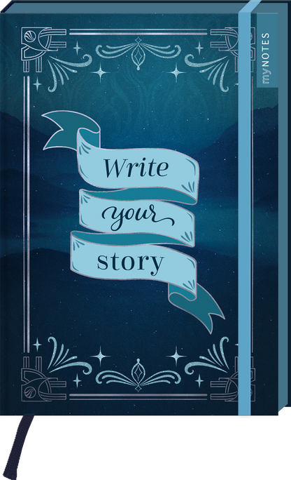 Dunkelblauer bis petrolfarbener Hintergrund mit dezentem Sternenhimmel und ornamentaler, hellblauer Rahmenornamentik. Zentrales hellblaues Band in drei Segmenten mit der Schrift „Write your story“, wobei „your“ handschriftlich wirkt, die anderen Worte serifenbetont sind. Rechts ein hellblauer Einfassgummi und ein kleines Etikett mit dem Text „myNOTES“. Stimmung ruhig, inspirierend und nostalgisch. Ganz unten mittig steht der Logoschriftzug von arsEdition.