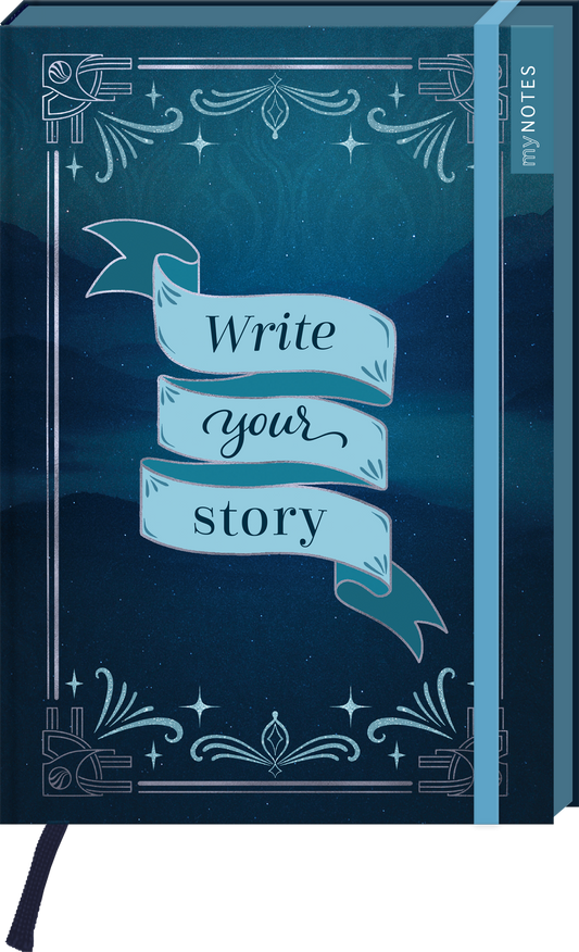 Dunkelblauer bis petrolfarbener Hintergrund mit dezentem Sternenhimmel und ornamentaler, hellblauer Rahmenornamentik. Zentrales hellblaues Band in drei Segmenten mit der Schrift „Write your story“, wobei „your“ handschriftlich wirkt, die anderen Worte serifenbetont sind. Rechts ein hellblauer Einfassgummi und ein kleines Etikett mit dem Text „myNOTES“. Stimmung ruhig, inspirierend und nostalgisch. Ganz unten mittig steht der Logoschriftzug von arsEdition.