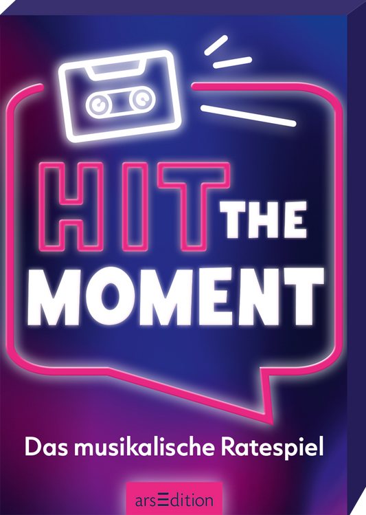 Das Cover zeigt den Titel „HIT THE MOMENT“ in großen, auffälligen Buchstaben. Der Hintergrund ist in kräftigen Violett- und Blautönen gehalten und sorgt für eine dynamische Atmosphäre. Oben ist eine Kassette stilisiert abgebildet, um das musikalische Thema zu unterstreichen. Darunter steht in kleineren Buchstaben „Das musikalische Ratespiel“. Ganz unten mittig steht der Logoschriftzug von arsEdition.