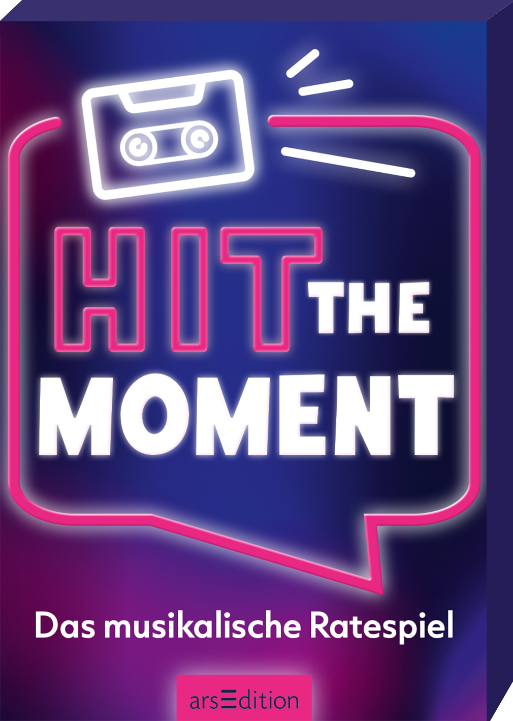 Das Cover zeigt den Titel „HIT THE MOMENT“ in großen, auffälligen Buchstaben. Der Hintergrund ist in kräftigen Violett- und Blautönen gehalten und sorgt für eine dynamische Atmosphäre. Oben ist eine Kassette stilisiert abgebildet, um das musikalische Thema zu unterstreichen. Darunter steht in kleineren Buchstaben „Das musikalische Ratespiel“. Ganz unten mittig steht der Logoschriftzug von arsEdition.