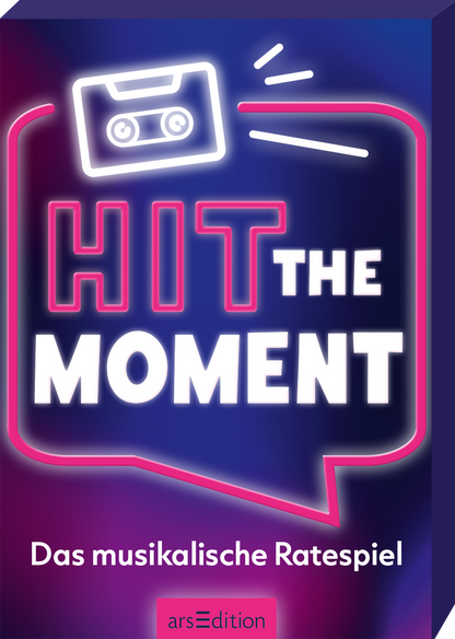Das Cover zeigt den Titel „HIT THE MOMENT“ in großen, auffälligen Buchstaben. Der Hintergrund ist in kräftigen Violett- und Blautönen gehalten und sorgt für eine dynamische Atmosphäre. Oben ist eine Kassette stilisiert abgebildet, um das musikalische Thema zu unterstreichen. Darunter steht in kleineren Buchstaben „Das musikalische Ratespiel“. Ganz unten mittig steht der Logoschriftzug von arsEdition.