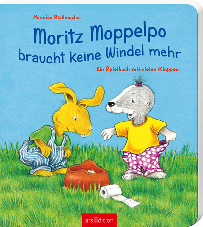 Das Buchcover zeigt die farbenfrohe und fröhliche Szene zweier Tiercharaktere auf einer Wiese. Links ist ein gelbes Kaninchen mit einer grünen Umarmung und gestreiften Hosen, rechts ein graues Tier mit einem orangen Shirt und karierten Shorts. Über den Charakteren prangt der Titel „Moritz Moppelpo braucht keine Windel mehr“ in blauem, verspieltem Schriftzug. Unter dem Titel steht „Ein Spielbuch mit vielen Klappen“. Ganz unten mittig steht der Logoschriftzug von arsEdition.