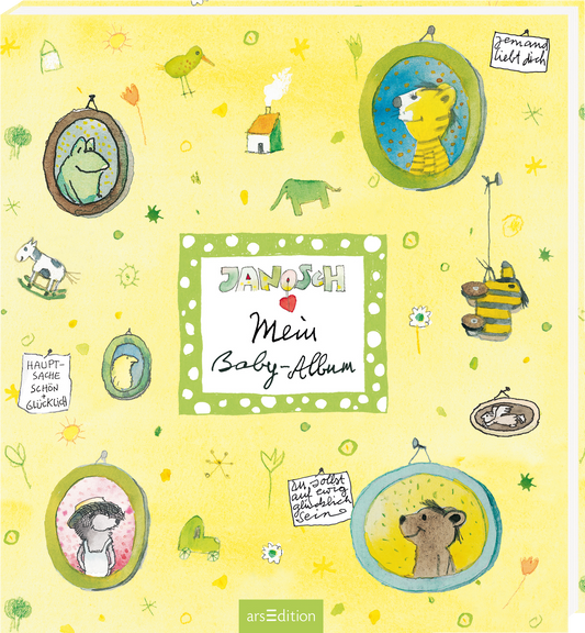 Das Buchcover zeigt einen fröhlichen, gelben Hintergrund mit verschiedenen Zeichnungen von Tieren in ovalen Bilderrahmen. In der Mitte steht der Titel „Mein Baby-Album“ in einer verspielten Schriftart, umrahmt von einem grünen Rand mit weißen Punkten. Der Autor „JANOSCH“ ist am oberen Rand des Covers platziert. Kleinere Texte auf dem Cover tragen Botschaften wie „Hauptsache, schön glücklich“ und „unser das und etz gleich zusammen sein“. Ganz unten mittig steht der...