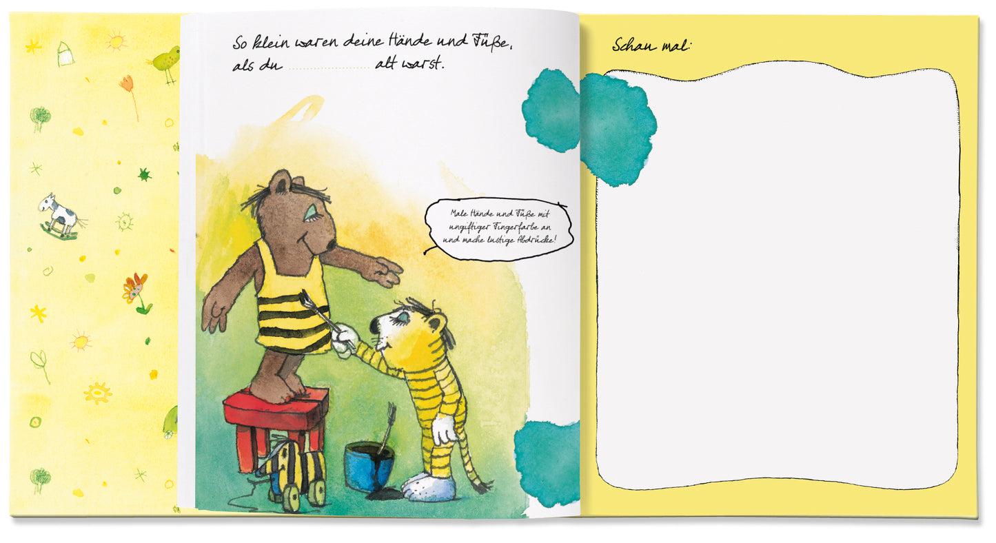 Gezeigt wird eine Innen- oder Zusatzansicht von „Mein Baby-Album“. Auf der linken Seite ist eine weiche, gelbe Farbgebung mit sanften Wassermalflecken und fröhlichen Illustrationen von einer Biene und einer Blume. Rechts befindet sich eine leere, weiße Fläche mit einem wellenförmigen oberen Rand, die zum Festhalten von Erinnerungen einlädt. Über der leeren Fläche steht der Text „Schau mal“ in einer freundlichen, handschriftlichen Schriftart. Im unteren Bereich finden sich zwei...