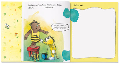 Gezeigt wird eine Innen- oder Zusatzansicht von „Mein Baby-Album“. Auf der linken Seite ist eine weiche, gelbe Farbgebung mit sanften Wassermalflecken und fröhlichen Illustrationen von einer Biene und einer Blume. Rechts befindet sich eine leere, weiße Fläche mit einem wellenförmigen oberen Rand, die zum Festhalten von Erinnerungen einlädt. Über der leeren Fläche steht der Text „Schau mal“ in einer freundlichen, handschriftlichen Schriftart. Im unteren Bereich finden sich zwei...
