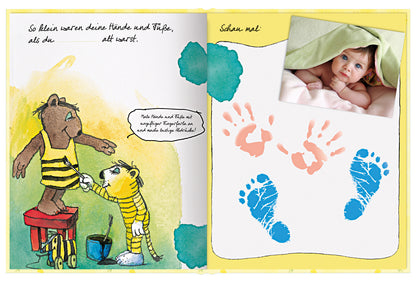 Gezeigt wird eine Innenansicht von „Mein Baby-Album“. Die Seite präsentiert bunte, handgezeichnete Illustrationen eines Bären und eines Tigers, die freundlich miteinander interagieren. Auf der linken Seite befindet sich ein Sprechblasen-Zitat auf hellem Hintergrund, während die rechte Seite einen Platz für ein Foto sowie Kinderhand- und Fußabdrücke in sanften Blau- und Rosatönen bietet. Die Typografie ist verspielt und kindgerecht, um eine einladende Atmosphäre zu schaffen.