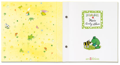 Gezeigt wird eine Innen- oder Zusatzansicht von „Mein Baby-Album“. Die linke Seite präsentiert einen fröhlichen, gelben Hintergrund mit bunten, handgezeichneten Motiven wie Tieren, Blumen und kleinen Objekten. Die rechte Seite zeigt den Titel „Mein Baby-Album“ in einer grünen, quadratischen Umrandung, ergänzt durch passende Illustrationen eines lächelnden Tiers. Die Schrift ist verspielt und gut lesbar, die Farben sind freundlich und einladend.