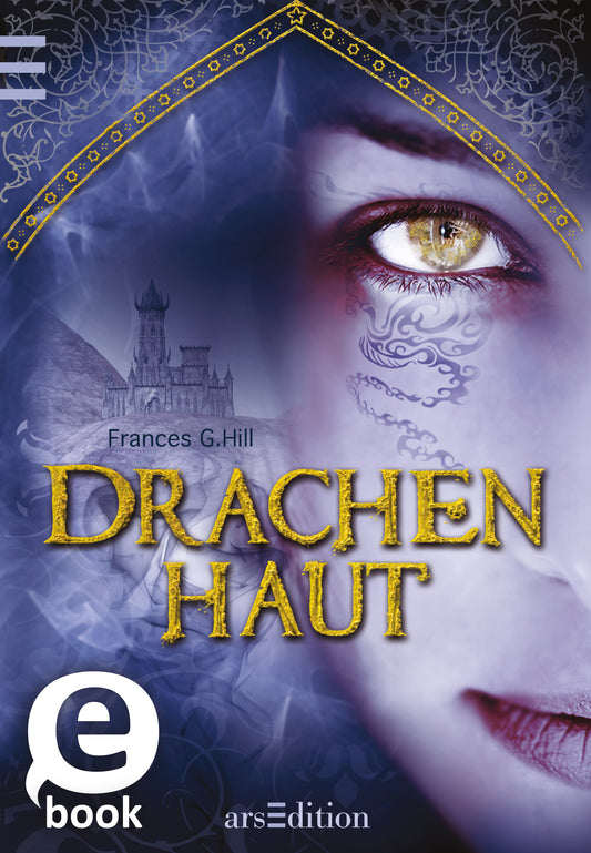 Das Cover zeigt den lebhaft durchblitzenden Blick einer jungen Frau mit einem faszinierenden goldenen Schimmer in ihrem rechten Auge. Ihr Gesicht ist teilweise von zarten, blauen Mustern verziert. Im Hintergrund ist eine mystische Burg auf einem bewölkten, blauen Hintergrund zu sehen. Der Titel „Drachenhaut“ ist in großen, goldenen Buchstaben mittig platziert. Oben links befindet sich der Hinweis „e-book“. Ganz unten mittig steht der Logoschriftzug von arsEdition.