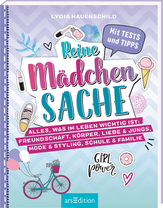 Auf dem Buchcover sind pastellfarbene, verspielte Elemente abgebildet, darunter ein Fahrrad mit einem Korb, das mit Luftballons und einem Eis verziert ist. Der Titel „Reine Mädchen Sache“ steht in großer, auffälliger Schrift in Pink und Schwarz, umgeben von bunten Icons wie Lippenstift und einem Donut. Oben rechts befindet sich ein Hinweis „Mit TESTS und TIPPS“. Ganz unten mittig steht der Logoschriftzug von arsEdition.