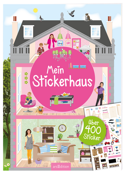 Auf dem Cover ist ein buntes, spielerisches Haus mit mehreren Räumen abgebildet, das eine einladende Atmosphäre ausstrahlt. Im Vordergrund steht ein großer pinker Kreis mit dem Titel „Mein Stickerhaus“ in weißen Buchstaben. Über 400 Sticker werden auf einem weißen Blatt in der unteren rechten Ecke angedeutet. Die Illustrationen zeigen fröhliche Kinder und eine Frau in einem freundlichen Wohnambiente. Ganz unten mittig steht der Logoschriftzug von arsEdition.