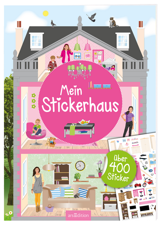 Auf dem Cover ist ein buntes, spielerisches Haus mit mehreren Räumen abgebildet, das eine einladende Atmosphäre ausstrahlt. Im Vordergrund steht ein großer pinker Kreis mit dem Titel „Mein Stickerhaus“ in weißen Buchstaben. Über 400 Sticker werden auf einem weißen Blatt in der unteren rechten Ecke angedeutet. Die Illustrationen zeigen fröhliche Kinder und eine Frau in einem freundlichen Wohnambiente. Ganz unten mittig steht der Logoschriftzug von arsEdition.