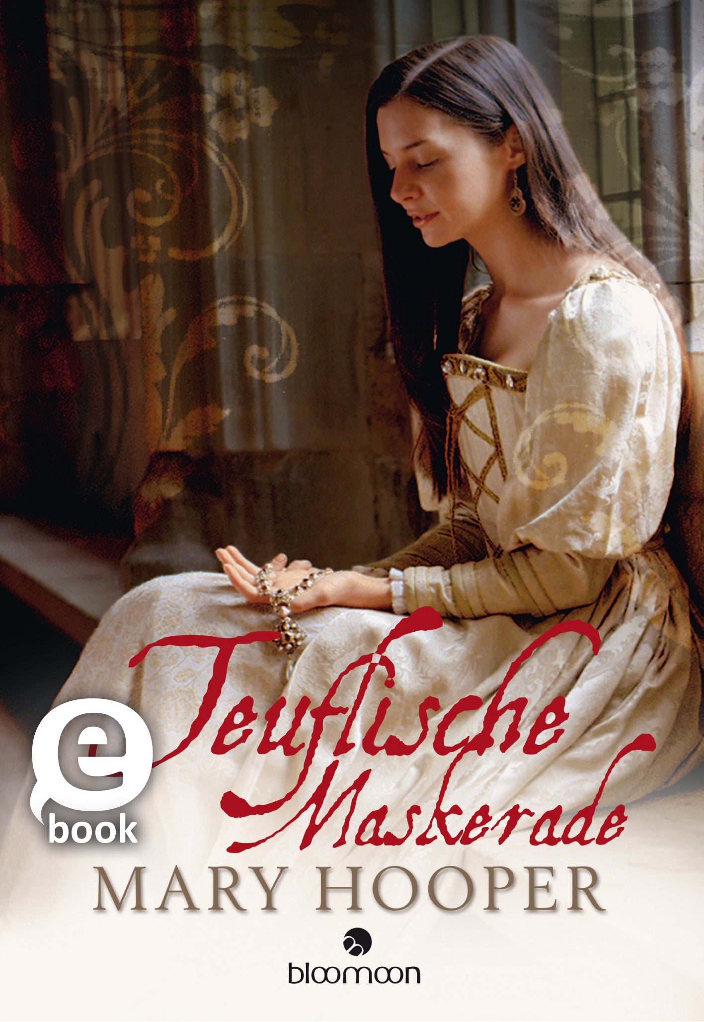 Das Buchcover zeigt eine junge Frau in historischem Gewand, die nachdenklich mit einer Kette spielt. Der Hintergrund ist sanft, mit floralen Mustern in warmen, gedeckten Farben, die eine geheimnisvolle Atmosphäre schaffen. Der Titel „Teuflische Maske­rade“ ist in markanter roter Schrift gesetzt, während der Autorenname „Mary Hooper“ in einer klaren, eleganten Schrift darunter steht. Ein Button in der linken oberen Ecke zeigt das Symbol für ein eBook. Ganz unten mittig steht der...
