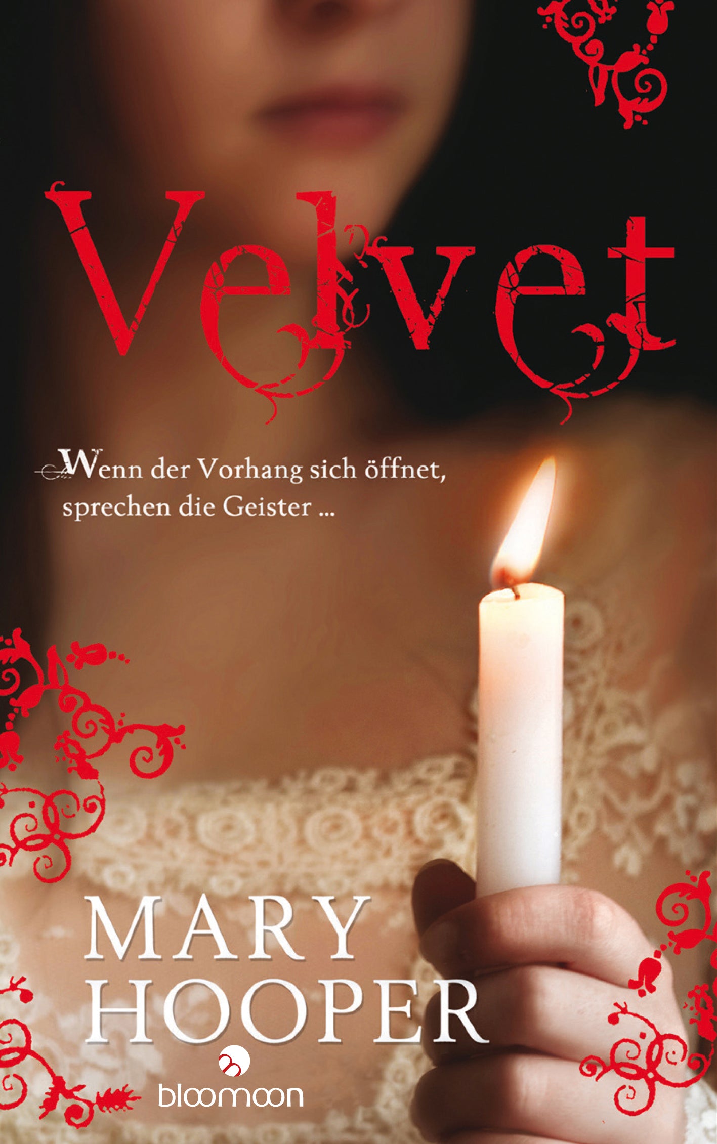 Das Cover zeigt eine mysteriöse junge Frau mit einem sanften, verträumten Blick im Hintergrund. In ihrer rechten Hand hält sie eine brennende Kerze, deren Licht sanft auf ihr Gesicht fällt. Der Titel „Velvet“ steht in auffälligen, roten Buchstaben oben, umgeben von eleganten floralen Mustern. Darunter befindet sich der Name der Autorin, Mary Hooper, in schlichter Schrift. Am unteren Rand prangt ein SPIEGEL-Bestseller-Button mit dem Text „Bestseller“. Ganz unten mittig steht der...