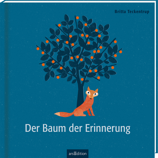 Die 3D-Ansicht des Buchcovers zeigt einen stilisierten Baum mit dunklen Blättern und orangefarbenen Früchten auf einem tiefblauen Hintergrund. Unter dem Baum sitzt ein orangefarbener Fuchs. Der Titel „Der Baum der Erinnerung“ ist in einer hellen Schrift mittig darunter platziert. Oben rechts steht der Name der Autorin, Britta Teckentrup. Ganz unten mittig steht der Logoschriftzug von arsEdition.