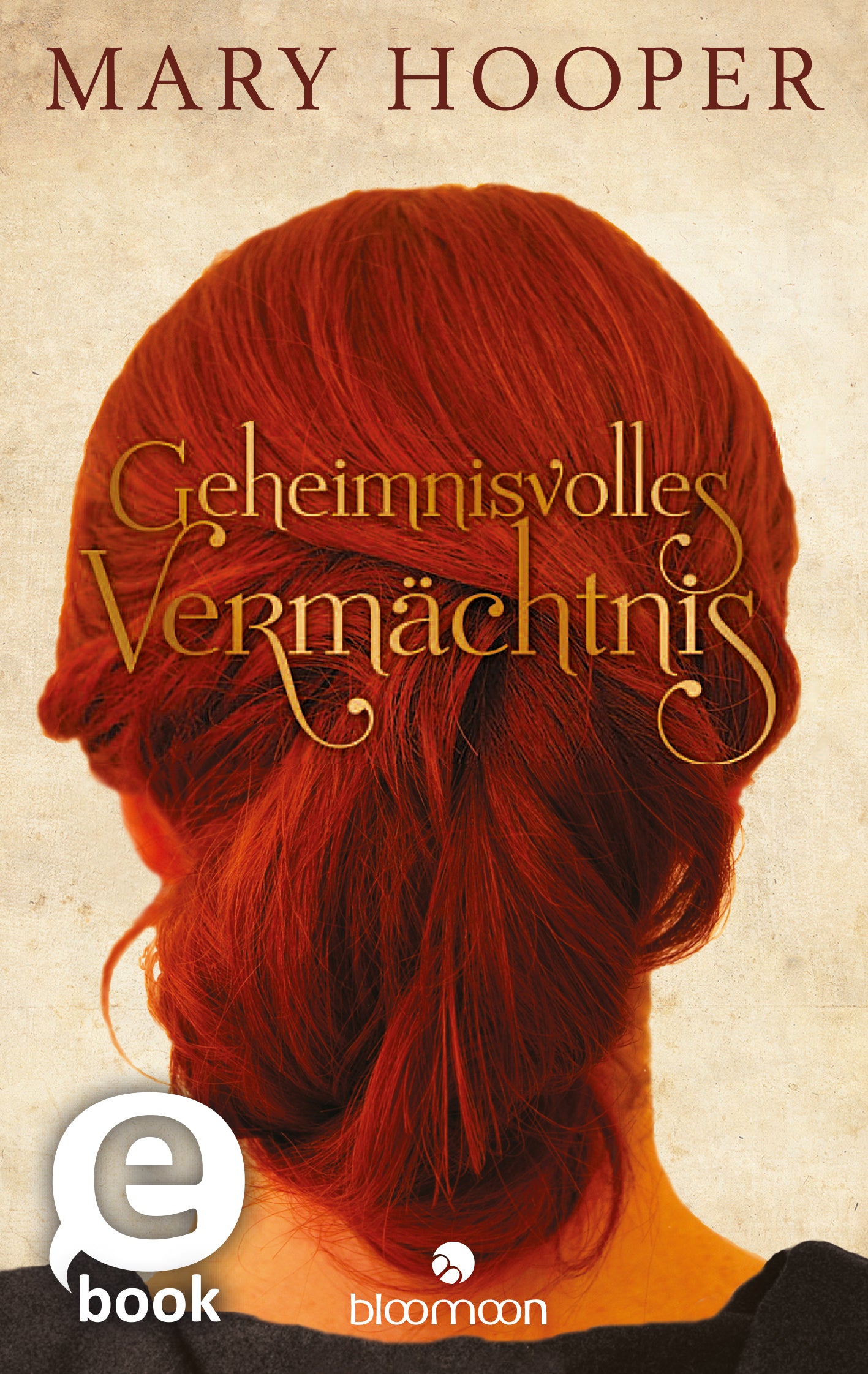 Das Buchcover zeigt den Rücken einer Frau mit langem, rotblondem Haar, das elegant hochgesteckt ist. Der Hintergrund ist in sanften, hellen Erdtönen gehalten, die eine geheimnisvolle Atmosphäre schaffen. Der Titel „Geheimnisvolles Vermächtnis“ ist in geschwungener, goldener Schrift platziert, während der Autorennamen „Mary Hooper“ in schlichtem Braun oben steht. In der unteren linken Ecke befindet sich ein graues „eBook“-Symbol. Ganz unten mittig steht der Logoschriftzug von...
