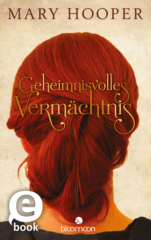 Das Buchcover zeigt den Rücken einer Frau mit langem, rotblondem Haar, das elegant hochgesteckt ist. Der Hintergrund ist in sanften, hellen Erdtönen gehalten, die eine geheimnisvolle Atmosphäre schaffen. Der Titel „Geheimnisvolles Vermächtnis“ ist in geschwungener, goldener Schrift platziert, während der Autorennamen „Mary Hooper“ in schlichtem Braun oben steht. In der unteren linken Ecke befindet sich ein graues „eBook“-Symbol. Ganz unten mittig steht der Logoschriftzug von...